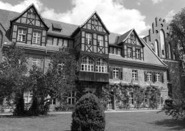 Lais Puzzle - Gotisches Kloster Stift zum Heiligengrabe in Brandenburg Klostergarten und Park in schwarz weiß - 500, 1.000 & 2.000 Teile