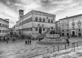 Lais Puzzle - Blick auf die malerische Piazza IV Novembre, Perugia in schwarz weiß - 500, 1.000 & 2.000 Teile