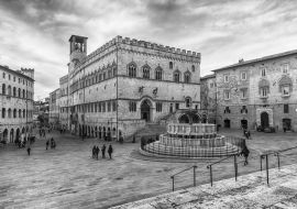 Lais Puzzle - Blick auf die malerische Piazza IV Novembre, Perugia in schwarz weiß - 1.000 Teile