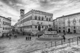 Lais Puzzle - Blick auf die malerische Piazza IV Novembre, Perugia in schwarz weiß - 2.000 Teile