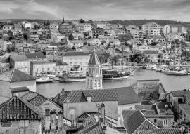 Lais Puzzle - Hochformatige Ansicht der Altstadt von Trogir, Kroatien, im Vordergrund, die neueren Gebäude auf dem Festland. An der zentralen Adriaküste in schwarz weiß - 500, 1.000 & 2.000 Teile