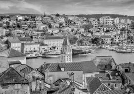 Lais Puzzle - Hochformatige Ansicht der Altstadt von Trogir, Kroatien, im Vordergrund, die neueren Gebäude auf dem Festland. An der zentralen Adriaküste in schwarz weiß - 1.000 Teile