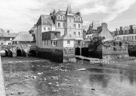 Lais Puzzle - der Pont Rohan in Landerneau, Bretagne in schwarz weiß - 500, 1.000 & 2.000 Teile