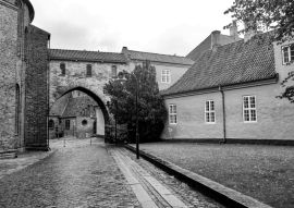Lais Puzzle - Roskilde, Dänemark Das Gelände der Kathedrale von Roskilde und Grabstätte der dänischen Könige in schwarz weiß - 500, 1.000 & 2.000 Teile
