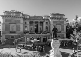 Lais Puzzle - Eingang zum Prado-Museum in Madrid, mit der Statue von Philipp II. im Vordergrund in schwarz weiß - 500, 1.000 & 2.000 Teile