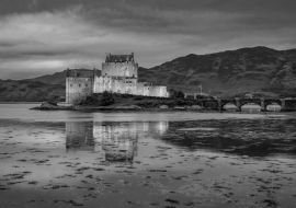 Lais Puzzle - Beeindruckende Abenddämmerung über dem See bei Eilean Donan Castle, Schottland in schwarz weiß - 1.000 Teile