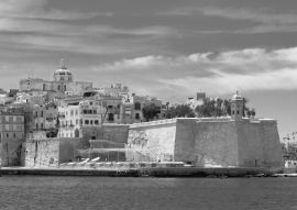 Lais Puzzle - Kai von Valletta mit traditionellen maltesischen Gebäuden mit bunten Fensterläden und Balkonen am sonnigen Tag, Valletta, Hauptstadt von Malta in schwarz weiß - 500, 1.000 & 2.000 Teile