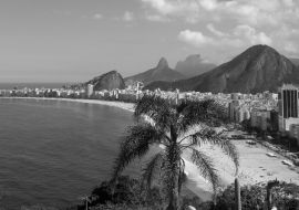 Lais Puzzle - Panoramablick auf die Copacabana in Rio de Janeiro, Brasilien in schwarz weiß - 1.000 Teile