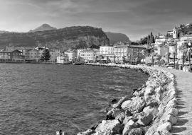 Lais Puzzle - Lago di Garda Stadt Torbole in schwarz weiß - 500, 1.000 & 2.000 Teile