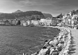 Lais Puzzle - Lago di Garda Stadt Torbole in schwarz weiß - 1.000 Teile