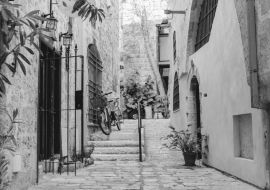 Lais Puzzle - Straßenarchitektur im alten Jaffa in Israel in schwarz weiß - 1.000 Teile