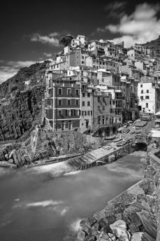 Lais Puzzle - Blick auf die bunten Häuser entlang der Küstenlinie der Cinque Terre in Riomaggiore in schwarz weiß - 2.000 Teile
