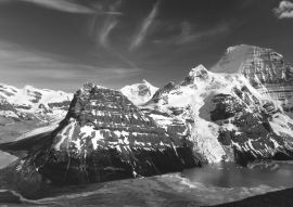 Lais Puzzle - Panoramablick auf den weit entfernten Mount Robson und die verschneiten Gipfel der Rocky Mountains über dem Berg Lake im Jasper National Park in British Columbia, Kanada in schwarz weiß - 500, 1.000 & 2.000 Teile