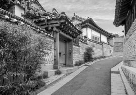 Lais Puzzle - Traditionelle koreanische Architektur im Bukchon Hanok Dorf in Seoul, Südkorea in schwarz weiß - 1.000 Teile