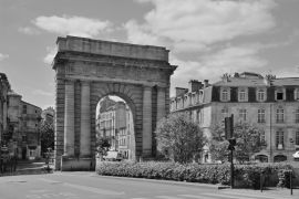 Lais Puzzle - Berühmtes Stadttor Porte de Bourgogne in Bordeaux in schwarz weiß - 2.000 Teile