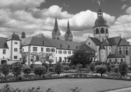Lais Puzzle - Kloster Seligenstadt : Benediktinerabtei und Garten. in schwarz weiß - 500, 1.000 & 2.000 Teile