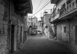 Lais Puzzle - Kopfsteinpflasterstraße in einer antiken Stadt im Hochland des Libanon in schwarz weiß - 500, 1.000 & 2.000 Teile