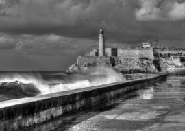 Lais Puzzle - Kuba, Havanna. Sich brechende Wellen an der Uferpromenade Malecon. Die Festung El Morro im Hintergrund in schwarz weiß - 500, 1.000 & 2.000 Teile