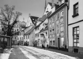 Lais Puzzle - Riga, Lettland. Dekorierte Fassaden alter Häuser in der Meistaru-Straße in schwarz weiß - 500, 1.000 & 2.000 Teile