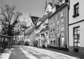 Lais Puzzle - Riga, Lettland. Dekorierte Fassaden alter Häuser in der Meistaru-Straße in schwarz weiß - 1.000 Teile