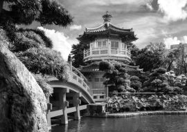 Lais Puzzle - Vorderansicht des Goldenen Pavillon-Tempels mit roter Brücke im Nan Lian-Garten, Hongkong. Asien in schwarz weiß - 500, 1.000 & 2.000 Teile