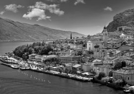 Lais Puzzle - Blick auf die Uferpromenade von Limone sul Garda in schwarz weiß - 500, 1.000 & 2.000 Teile