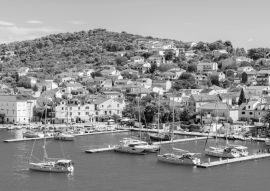 Lais Puzzle - Blick auf die Meeresküste in Trogir mit bunten Häusern, Dalmatien, Kroatien in schwarz weiß - 500, 1.000 & 2.000 Teile