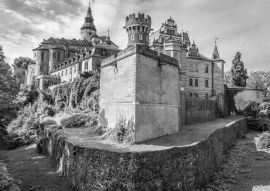 Lais Puzzle - Außenansicht des Schlosses in der Stadt Frydlant - eine der meistbesuchten Touristenattraktionen in der Tschechischen Republik in schwarz weiß - 500, 1.000 & 2.000 Teile