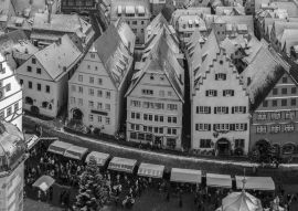 Lais Puzzle - Ansicht von Rothenburg ob der Tauber im Winter, Bundesland Bayern, Deutschland in schwarz weiß - 500, 1.000 & 2.000 Teile