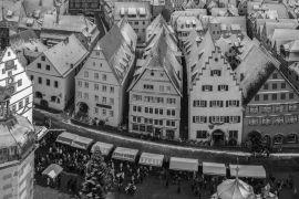Lais Puzzle - Ansicht von Rothenburg ob der Tauber im Winter, Bundesland Bayern, Deutschland in schwarz weiß - 2.000 Teile