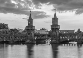 Lais Puzzle - Blick auf die Stadt Berlin an der Oberbaumbrücke und die Spree, Berlin, Deutschland in schwarz weiß - 500, 1.000 & 2.000 Teile