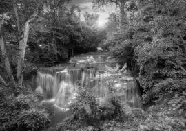 Lais Puzzle - Huay Mae Kamin Wasserfall, schöner Wasserfall im Herbstwald, Provinz Kanchanaburi in schwarz weiß - 500, 1.000 & 2.000 Teile