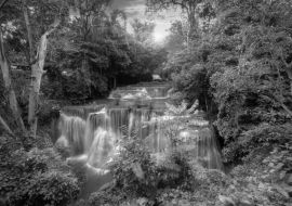 Lais Puzzle - Huay Mae Kamin Wasserfall, schöner Wasserfall im Herbstwald, Provinz Kanchanaburi in schwarz weiß - 1.000 Teile