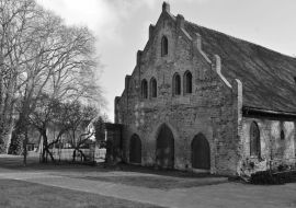 Lais Puzzle - Der ehemalige Kornspeicher im Kloster Lehnin in schwarz weiß - 1.000 Teile