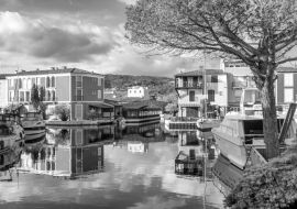 Lais Puzzle - Bunte Stadt am Wasser, Hafen von Grimaud, Côte d'Azur, Frankreich, Provence, Häuser und Boote. Schöne Stadtlandschaft in schwarz weiß - 1.000 Teile