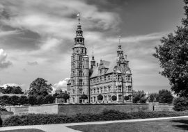 Lais Puzzle - Dänemark - Region Seeland - Kopenhagen Stadtzentrum - Panoramablick auf das königliche Schloss Rosenborg im Königlichen Garten Kondens Have Park in schwarz weiß - 1.000 Teile