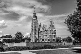 Lais Puzzle - Dänemark - Region Seeland - Kopenhagen Stadtzentrum - Panoramablick auf das königliche Schloss Rosenborg im Königlichen Garten Kondens Have Park in schwarz weiß - 2.000 Teile