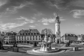 Lais Puzzle - Place de l'hotel de ville d'Evreux, Frankreich in schwarz weiß - 2.000 Teile