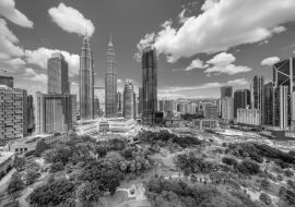 Lais Puzzle - Kuala Lumpur, Malaysia. Die Zwillingstürme und der KLCC-Park in schwarz weiß - 1.000 Teile