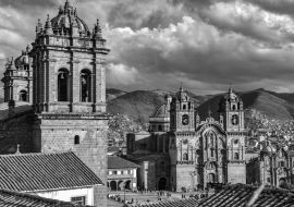 Lais Puzzle - Panoramablick auf die Plaza de Armas, die Kathedrale und die Kirche Compania de Jesus in Cusco, Peru in schwarz weiß - 1.000 Teile