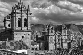 Lais Puzzle - Panoramablick auf die Plaza de Armas, die Kathedrale und die Kirche Compania de Jesus in Cusco, Peru in schwarz weiß - 2.000 Teile