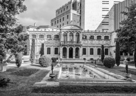 Lais Puzzle - Regionalparlament von Navarra in Pamplona, Spanien in schwarz weiß - 500, 1.000 & 2.000 Teile