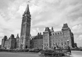 Lais Puzzle - Friedensturm (offiziell: Turm des Sieges und des Friedens) des Parlamentsgebäudes, Ottawa, Ontario, Kanada in schwarz weiß - 1.000 Teile