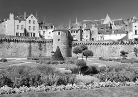Lais Puzzle - Die Mauern der alten Stadt und die Gärten in Vannes. Bretagne, Nordfrankreich. in schwarz weiß - 500, 1.000 & 2.000 Teile