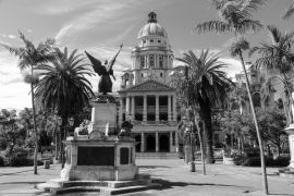 Lais Puzzle - Rathaus von Durban mit dem Kriegerdenkmal, Provinz KwaZulu-Natal, Südafrika in schwarz weiß - 2.000 Teile