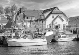 Lais Puzzle - Fischerboote im Hafen von Vitte an einem schönen sonnigen Tag, Insel Hiddensee, Ostsee, Deutschland in schwarz weiß - 1.000 Teile