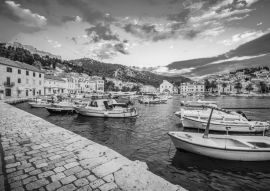 Lais Puzzle - Die malerische Küste der Stadt Hvar bei Sonnenuntergang, Dalmatien, Kroatien in schwarz weiß - 500, 1.000 & 2.000 Teile