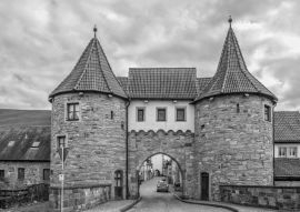 Lais Puzzle - Stadttor Prichsenstadt in schwarz weiß - 500, 1.000 & 2.000 Teile