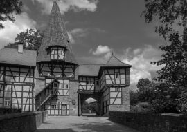 Lais Puzzle - Rödelseer Tor zum Dorf Iphofen in schwarz weiß - 500, 1.000 & 2.000 Teile