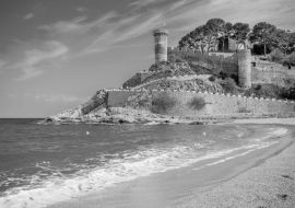 Lais Puzzle - Meereslandschaft der Bucht von Badia in Tossa de Mar in Girona, Katalonien, Spanien, in der Nähe von Barcelona in schwarz weiß - 1.000 Teile